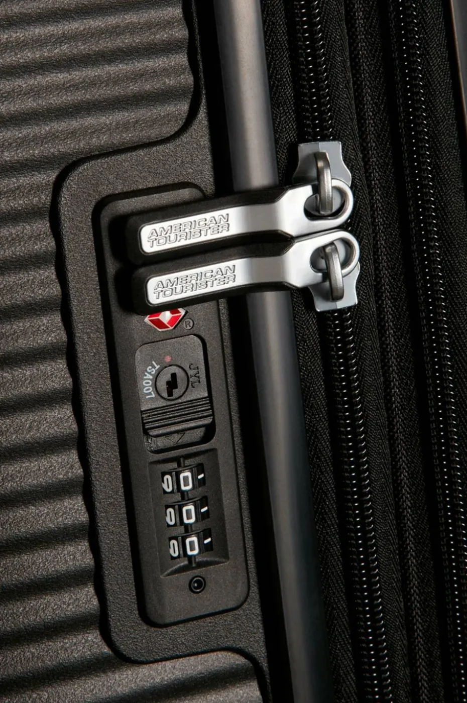 American Tourister Soundbox Spinner 67