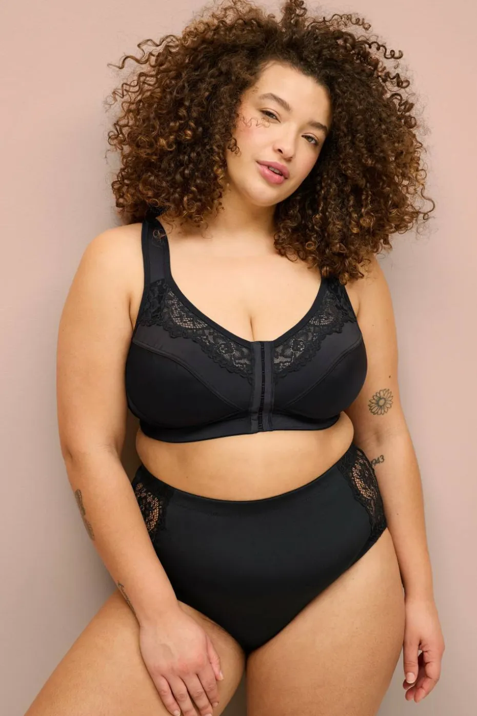 Ellos Plus collection Myk BH med blondedetaljer